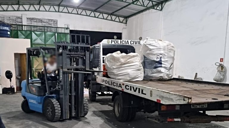 Quase quatro toneladas de cobre e três caminhonetes são apreendidas em um galpão em Maracanaú