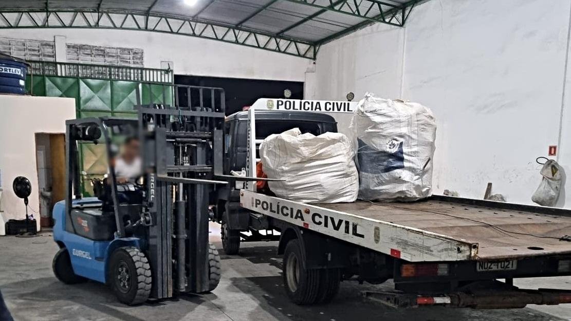 Quase quatro toneladas de cobre e três caminhonetes são apreendidas em um galpão em Maracanaú