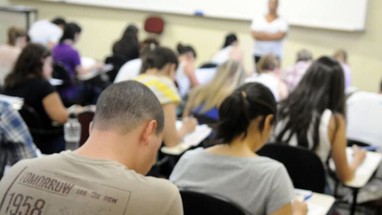 Redução de vagas em concurso da Educação expõe descaso da gestão municipal com a rede pública